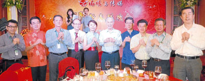 陈凯希与《南洋商报》恭贺各界新年快乐，万事如意，左起陈治诚、张赐兴、戴祖祥、郭奕顺、冼慧欣、陈凯希、梁家兴、陈祈福、陈春福和杨海辉。