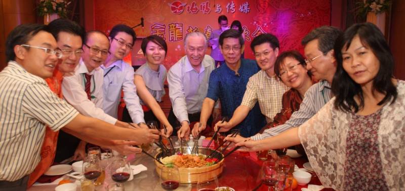 海鸥集团与媒体代表一起捞生。左起为陈政栋、张赐兴、郭奕顺、郭富广、许慧欣、陈凯希、梁家兴、陈祈福、谢念芳、陈春福和关金芝。