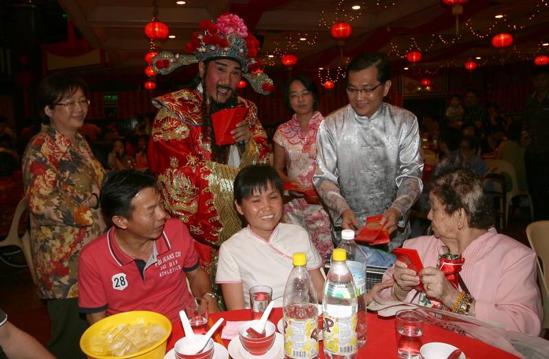 大马首席财神高鸿（站者左2）与许春（站者右一）一起派发红包给老宝宝。旁为谢念芳（站者左一）及刘惠娘（站者右2）。