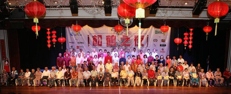 2012松鹤之夜在吉隆坡天后宫热烈举行，筵开百席，千人赴会。参与的长者计达6千零66岁。长者们受邀上台与主办当局赞助商合影，完成一幅“松鹤百人图”。