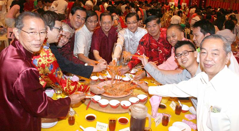 许春（右6）和嘉宾及星洲日报高层一起捞生。右起为符翔栋、张仲仁、李文雄、吴世才、叶新田；左起为范金明、陈春发、郭清江、王超群、卜亚烈及蔡维衍。