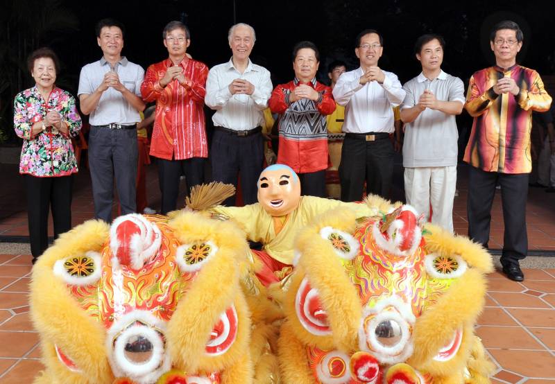 陈凯希（左4）与柴玺（右4）代表全体来宾接受醒狮团的采青贺年，在场的还有陈凯希夫人陈秀英（左）、苏强（左3）、陈友信（右3）以及梁家兴博士（右）。