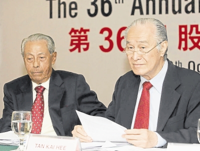海鸥主席丹斯里奥斯曼卡新以及董事经理陈凯希在股东大会上，仔细聆听股东的发问。