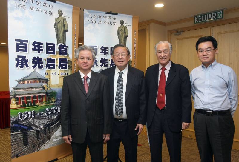 古润金（左起）、锺廷森、陈凯希及宣传委员张赐兴，在新闻发佈会上公佈主题为“百年回首‧承先启後”的纪念辛亥革命100週年系列活动。