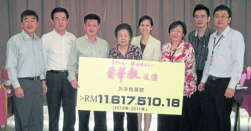 星洲日报与海鸥基金欢喜宣布《爱华教义演》从去年至今成功筹获逾1千万令吉。左起为叶啸、张赐兴、陈祈福、陈秀英、陈景颂、谢念芳、颜民德及郭富广。