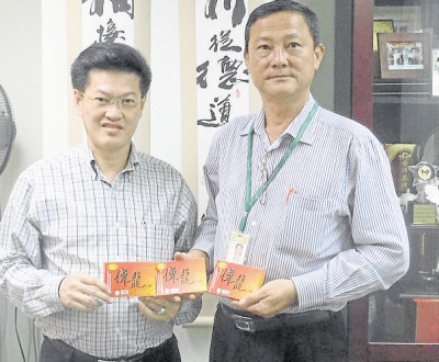 陈祈福（左）移交伟龙胶囊给戴祖祥。