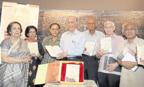 陈凯希（左四）与嘉宾共同推介书名为《不凡英雄：拉惹古马在政治与医界》新书。左起为苏古玛丽、莎达奈也、陈志权、基尔医生、罗纳麦可医生、傅树楷、赛胡申阿里。