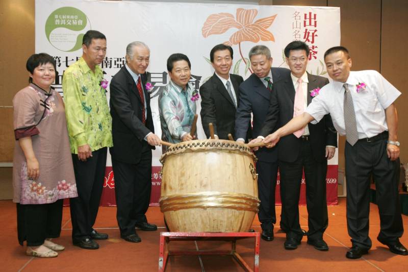 柴玺（左4起）和黄家定为“第七届东南亚普洱交易会”主持开幕，左起为赵美玲、张钧强、陈凯希，右起为张潮、陈祈福和宣国。