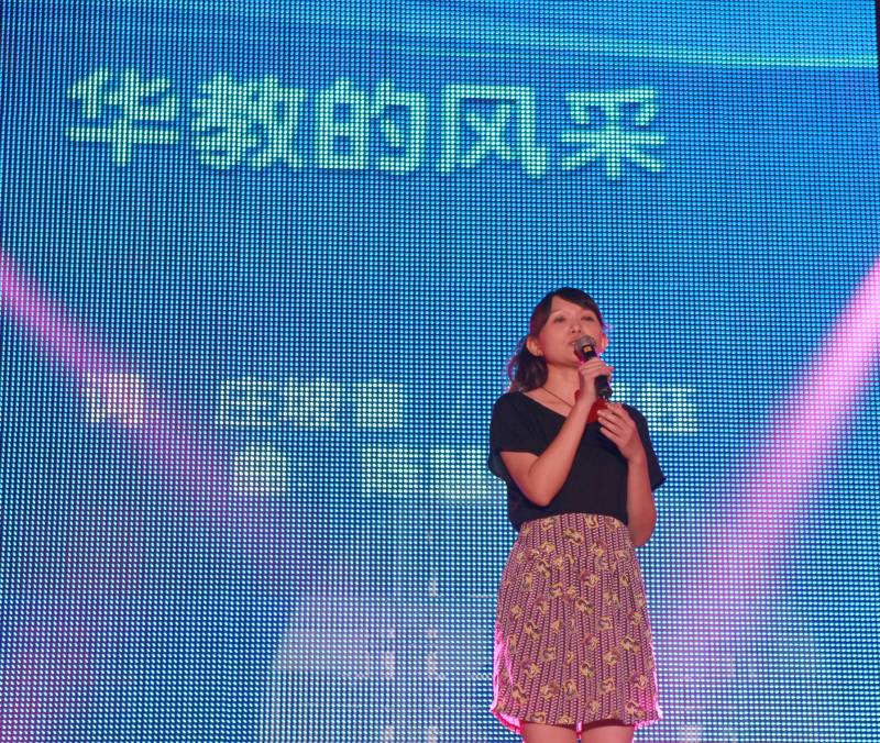 陈慧钰亲自演绎主题曲《华教的风采》。