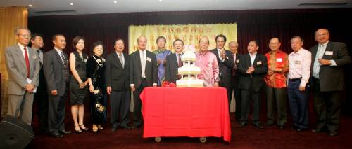 儒商协会部分成员在台上主持切蛋糕仪式，庆贺该会成立15周年纪念。左五起是叶素茵、郭隆生、陈春德、苏强、邱维斌、吴德芳、郑玉辉及陈凯希。