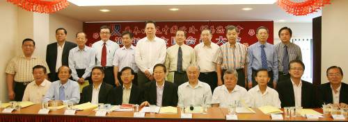 黄汉良（前排左5）呼吁政府为商协会及社团提供免税奖励，左1起为杨永凯、杨天德、林恒毅及陈友信，右起为郭隆生、刘俊光、宋兆棠、丁锦清及陈凯希。