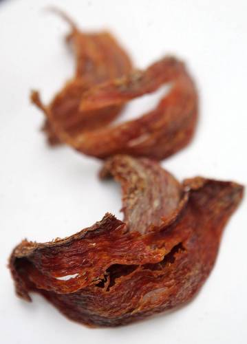 天然的“红燕”呈现不规则的红色，而且没有那麽滑面。