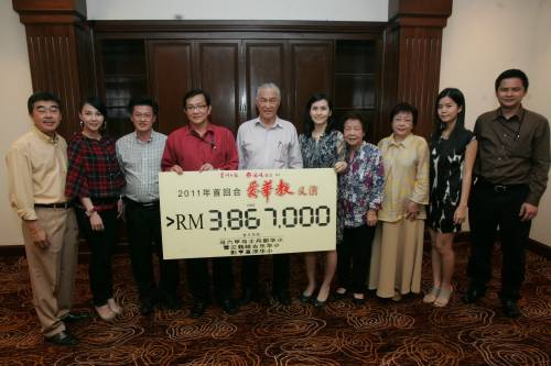 许春（左4起）与陈凯希代表主办单位公佈第二届“爱华教”义演首个回合所筹到的善款高达386万7千令吉，左起：叶啸、郭纹霓、陈祈福，右起：邱天雄、曾爱佳、谢念芳、陈秀英与陈景颂。