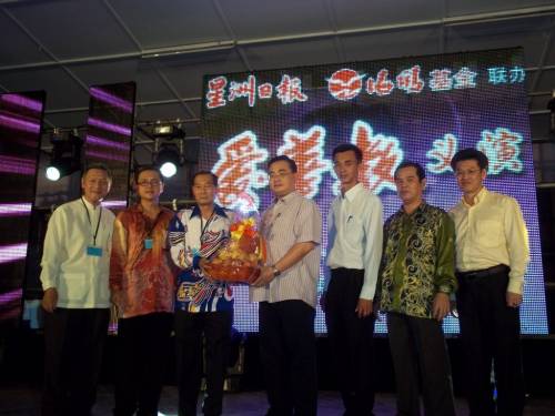 邓福乐（左3）赠送水果礼篮予开幕人魏家祥，左起余开云、杨仲祥，右起陈祈福、陈祈升、谢添海。