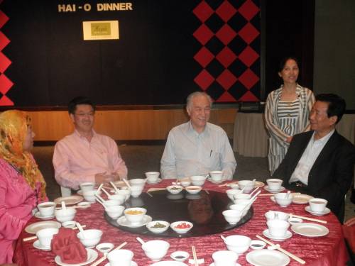 海鸥集团设宴接待前来参与大马清真商品交易会的中国商家，右起为马希平、王云珍、陈凯希，以及海鸥企业总经理陈祈福。