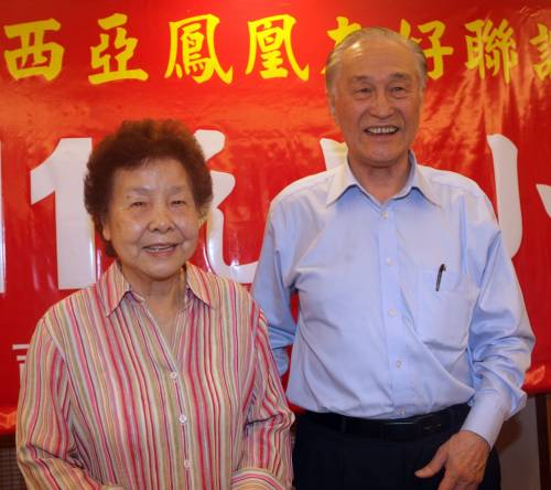 陈凯希（右）和夫人陈秀英约定每年1月1日办“凤凰友好聚餐会”，并捐助需要协助的团体，以回馈社会。