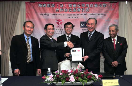 Exchanging of documents between Prof. Chuah and Tan Kai Hee. Looking on (left to right): Suvit Lee, Dr. Hou Kok Chung and Tan Sri Osman Cassim.