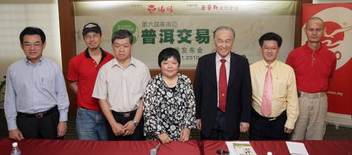 陈凯希（右3）：第六届东南亚普洱茶交易会将打造“大马仓”品牌。左起为海鸥集团媒体联络经理张赐兴、茶商陈景岗、邱如财、交易会统筹策划赵美玲；右起为茶商祝圣翔及海鸥集团经理陈