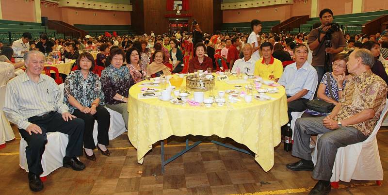 陈凯希（左起）、周美芬、陈达真、曾玉英、林连玉精神奖得奖人拿督林碧颜、陈秀英、彭明祥、赵华护、符昌和、受邀嘉宾傅树楷医生及助理茱丽叶陈。