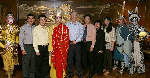 陈凯希（左5）和联办单位及《西遊记》杂技剧演员合影。左2起叶啸、海鸥企业总经理陈祈福；右3起星乐娱乐集团助理总经理林衍妤、卢枫媖及郑竣升。