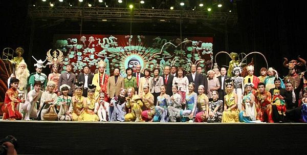柴璽夫妇（第2排左7起）、陈凯希、周美芬、吴德芳夫妇、曹建平、杨天培及嘉宾与广州杂技团的《西游记》演出者合照。