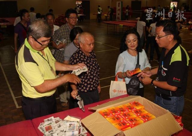 海鸥企业赞助产品回馈本报读者，民众只需剪报头就能换取伟龙牌产品。