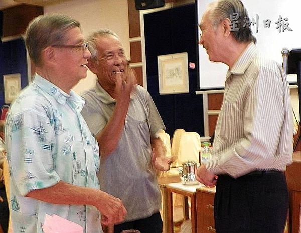 陈凯希（右）在会场跟老同志亲切交谈。