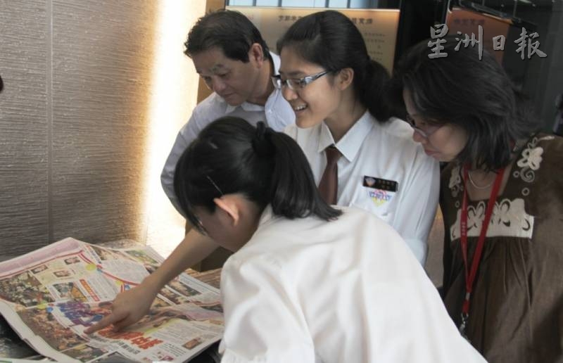 学生一接获报纸後，就迫不及待翻开阅读嘉年华当天的新闻，还不时与同学讨论。