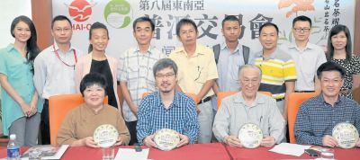 “第八届东南亚普洱交易会” 将配合普洱老茶的特惠促销举行幸运抽奖； 前排左起： 赵美玲、陈景岗、陈凯希及陈祈福。