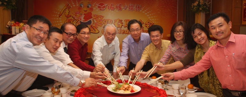 陈凯希（左5）与各报媒体代表捞生庆新年。左起为卓乙平、陈政栋、郭奕顺和许春；右起为黄海铨、关金芝、丘彩桦、陈祈福和刘明志。