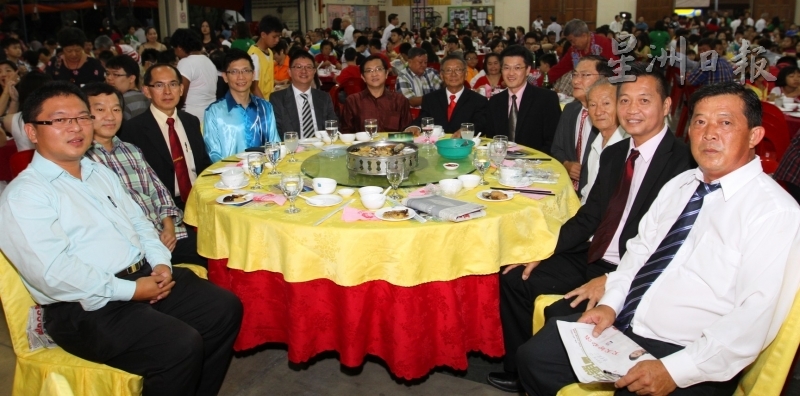 出席爱华教义演嘉宾合影。左起为罗志兴、颜祖耀、郑修得、陈金泉、徐文环及许春；右起为陈今波、颜俊才、颜赞高、郑联荣、陈祈福及杨文丑。