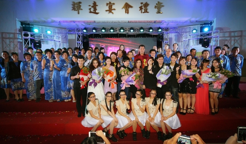 全体工委会与演出艺人在义演结束後向出席者们谢幕。