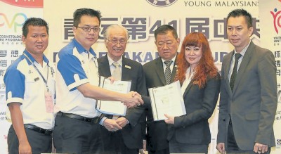 青运与特丽美交换备忘录， 左起是黄锦来、陈沛良、陈凯希、苏子芳、张凤仪及苏彦禄。