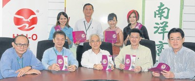 众嘉宾手持本报报庆邀请函，准备盛情参与这大型庆典。前排左起为郭奕顺、庄宗南、廖深仁、陈祈福及张赐兴。后排左起为林亮君、戴祖祥、沈小珍及吴禹锜。