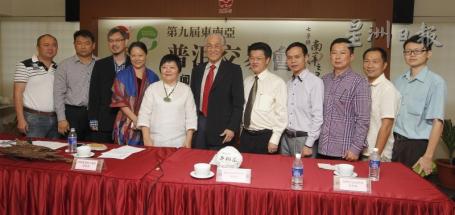 “第九届东南亚普洱交易会”吸引逾40家海内外茶商参展。左起：林仕忠、王连益、陈景岗、谢雪红、赵美玲、陈凯希、陈祈福、黄德信、张喜兴、刘启光及王振辉。