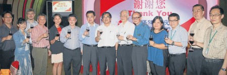 陈凯希（左九） 与媒体朋友相见欢。左起为陈华之、沈小珍、陈景岗、陈春福、冼慧欣、陈祈福、张赐兴、黄泽荣、郭奕顺、邓丽华、陈治诚、杨海辉及夏国文。