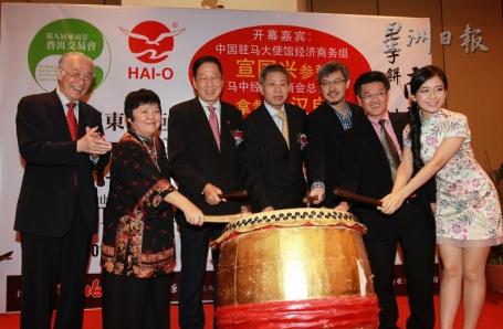 陈凯希（左一）连同众嘉宾一同为第九届东南亚普洱交易会主持鸣锣仪式。左二起为赵美玲、黄汉良、宣国兴、陈景岗、陈祈福及梁祖仪。