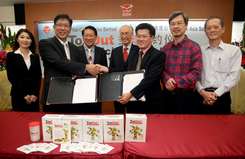 亚洲奇迹有限公司执行董事余民春（左2）和海鸥企业总经理陈祈福（右3）进行签约仪式，并由余清守和陈凯希一同见证。