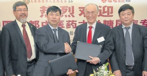 陈凯希（右二） 与段俊国（左二） 签署合作备忘录后互相祝贺。右为谢春光及左为刘友财。