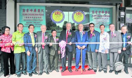 陈凯希（中）为霹雳中华医院扩建完成开幕典礼主持剪綵。左一起赖美莲、张拯宗、丘鑑兴、李元章、李达；右一起谢奇、吴荣贵、蔡伟强、罗智柔、幸镜清。