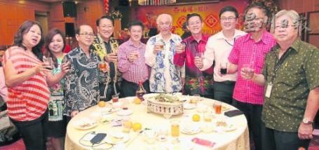 刘玉宝（左起）、林丽云、刘崑昇、余清守、陈祈福、陈凯希、郑今智、郭富广、林宝源及杨明樽，在海鸥与媒体迎春联欢会一起举杯欢庆。