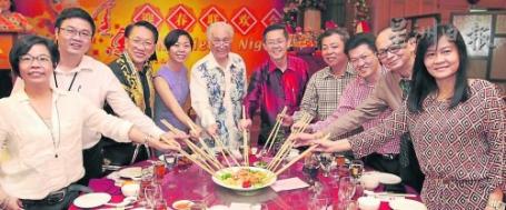 众人齐捞生庆新年，左起为郑彩凤、郭富广、余清守、冼慧欣、陈凯希、郑今智、马汉坤、陈祈福、郭奕顺及关金芝。