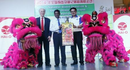 苏巴马廉（中）在陈凯希（左）与沈君伟陪同下，为“全国捐血与器官捐献登记运动”主持全国总推介礼。