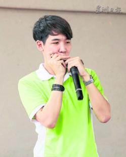 陈俊凯以各种口琴吹出各种歌曲，惊艳在场观众。