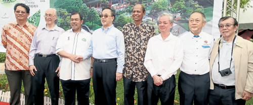 胡春华（左四）与大马贵宾合摄。左起朱基菲里、陈凯希及阿昔仄末， 右起陈颂、沈哲初、古润金及马吉德。