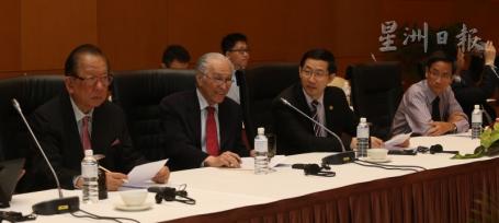 社团、企业和媒体代表都一同参与了马中关係研讨会，左起为杨忠礼、陈凯希、孔令龙和卜亚烈。
