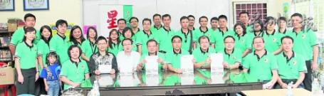巴生中华小学叁机构和嘉宾希望各界人士大力支持爱华教义演，助该校兴建多媒体综合大楼及8层行政楼。前排坐者左起为吴爱月、陈金泉、出德隆、汤荣坤、萧楚钗、黄奇仁、吴祈￼、刘国友及陈飞彪。