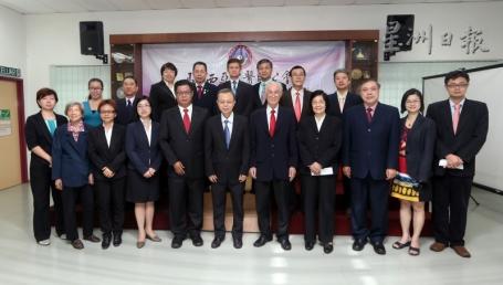 大马中医师公会第54届中央执行理事宣誓就职，全体理事与监誓人合影。前排左起为学术委员会总监张雯君、查账龙秀莲、理事石长启、副财政姚丽霞、杨伟雄、谢奇、陈凯希、副会长邓慧坚、杨建辉、理事廖婌媚及秘书长邢益腾。