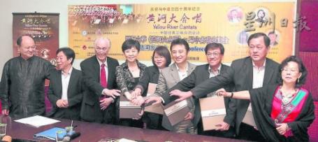 各联办单位代表签署合作协议後合照。左起为苏力、朱水湧、陈凯希、楼红英、周美芬、戴良业、何汉生、余金艾及叶素茵。