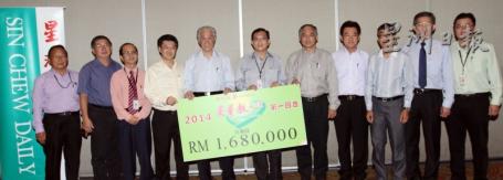 2014年“爱华教＂义演上半年共筹获168万令吉，反应热烈。左起为辜雅健、杨安强、刘崑昇、陈祈福、陈凯希、徐春、丘观庆、张赐兴、叶啸、吴金峰和郭富广。